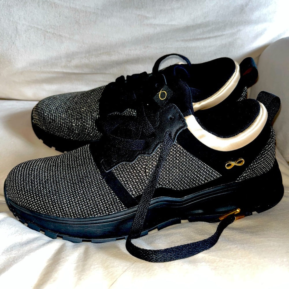 Infinity by Cherokee work shoes